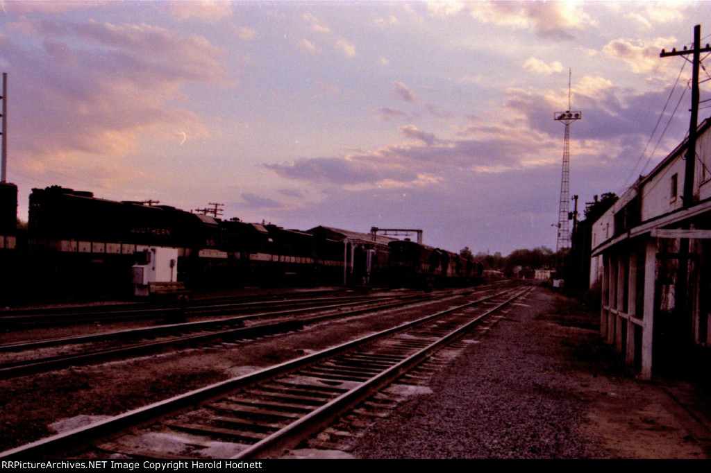 Yard office (on right) and lots of Southern locos at the fuel rack